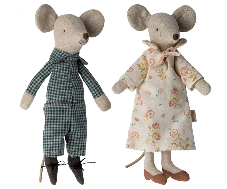 Grandma and Grandpa mice in cigarbox